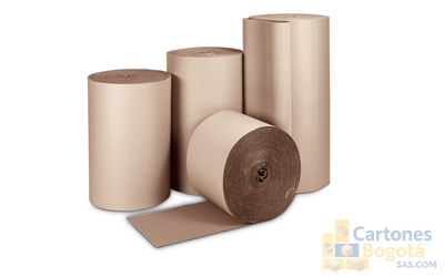 Rollos de cartón corrugado.